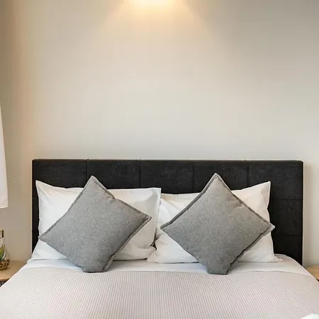 White & Gray Apartament Retimno